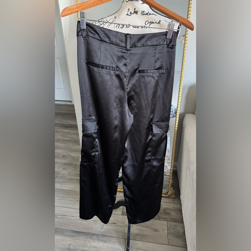 ZARA Black Satin cargo Pants
Zara Women's Black Satin Effect Cargo Pants. - Picture 5 of 10